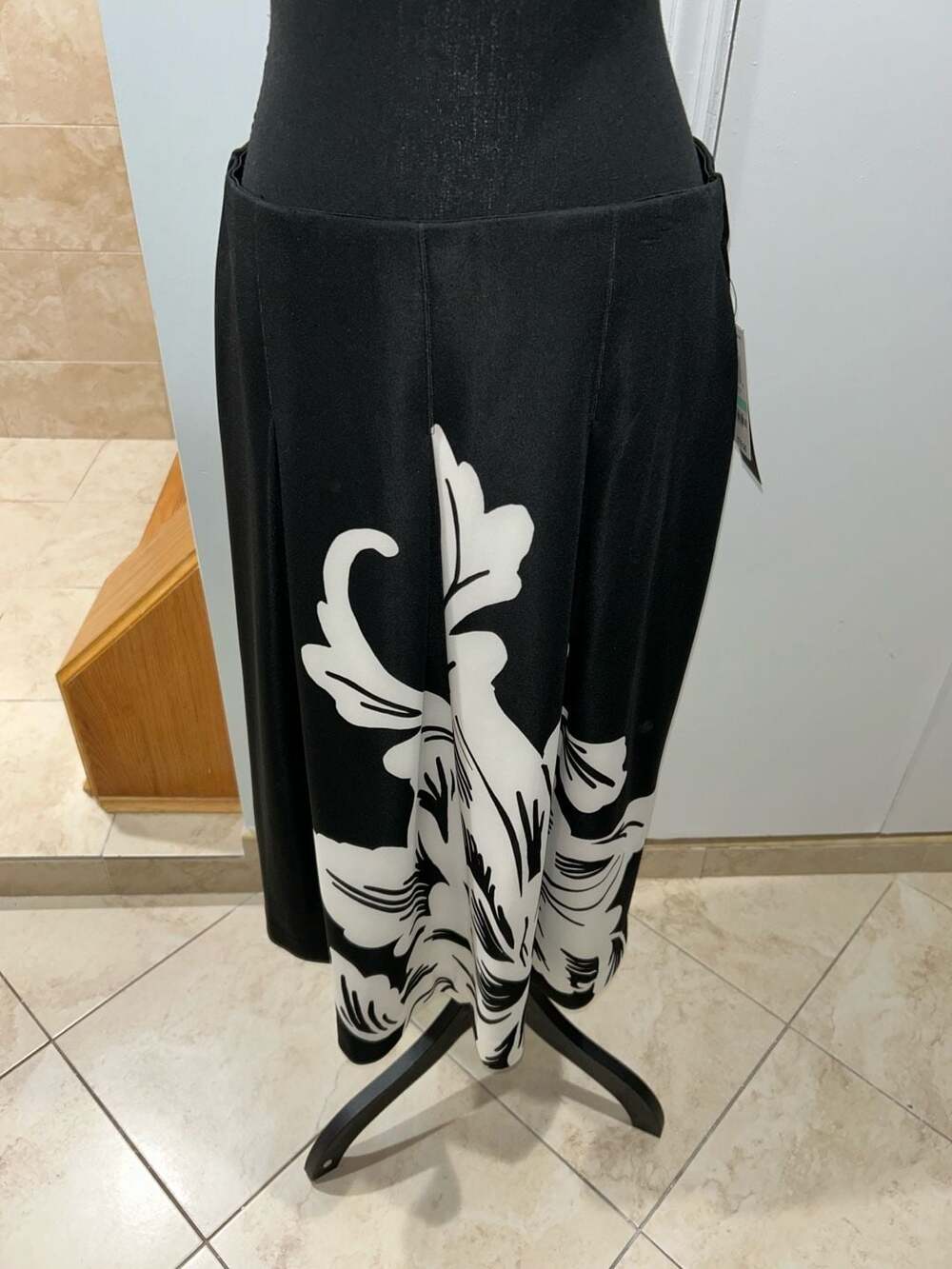 Alfani Skirt Size 6 Bold Bloom Black White Floral